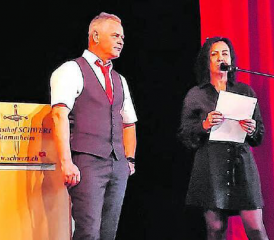 Firmeninhaber Urs Frey und seine Partnerin Fabienne Neuvecelle blickten während der Jubiläumsfahrt auf das 50-jährige Bestehen zurück und boten einen Ausblick in die Zukunft. (Bild: zVg.)