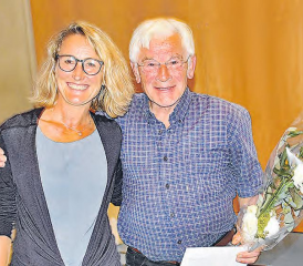 Dem ehemaligen Dorfarzt eine Rose überreicht: Susanne Hochuli und Ueli Schwarz. (Bild: aw.)