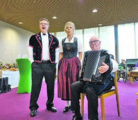 Mit Musik ins neue Jahr: Seppi Felder, Anita Schmid und Franz Bachmann (v.l.) brachten mit ihren Jodel-Liedern Sonne in den Falkenstein. (Bild: zVg.)