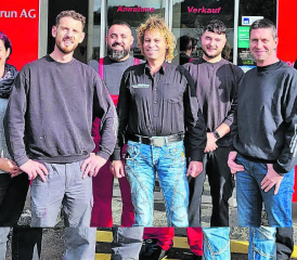 Das Team der Garage Brun AG – künftig ohne Marco Brun (Mitte): Mit den neuen Geschäftsführern Premtim Dervishaj (2.v.l.) und Herbert Fankhauser (2.v.r.) wird die Kundschaft weiterhin kompetent bedient. (Bild: zVg.)