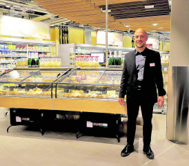 Der Reinacher nahm sich Zeit für einen kurzen Rundgang: Migros Marktleiter Marcel Weltert vor der neuen Käse-Theke. (Bild: rc.)
