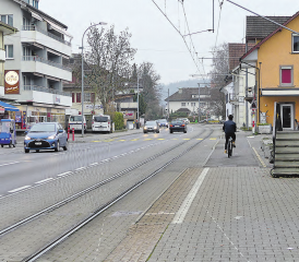 Umstrittene Eigentrassierung durchs Dorf: In Unterkulm richtet die WSB den Fokus auf einen gesicherten Weg entlang der Hauptstrasse. Tunnelbefürworter sagen «Die Bahn muss weg von der Strasse!». (Bild: moha.)