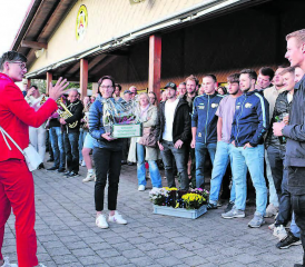 Die Gemeindepräsidentin Manuela Jost-Schmidiger übergab dem Weltmeister als Geschenk einen kleinen Garten mit Bier, Blumen sowie diversen Gutscheinen. (Bilder: jaf.)