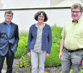 Die Kirchgemeindeversammlung der Kirchgemeinde Reinach-Leimbach ganz im Zeichen von Wahlen: Pfarrerin Maja Petrus besetzt per 1. Oktober das derzeit vakante Pfarramt Neudorf, Peter Siegrist (links) übernimmt das Präsidium der Kirchenpflege und Markus Auernhammer (rechts) wird neues Mitglied der Finanzkommission. (Bild: hg.)