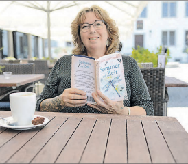 Literatur aus Schöftland: Danielle Ochsner mit ihrem frisch erschienenen Roman «Sommer auf Zeit» (Bild: Kaspar Flückiger)