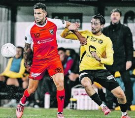 Der Ex-Schaffhauser Raoul Bobadilla (l.) im Zweikampf mit Arbnor Hasani. (Bild: Sarah Rölli)