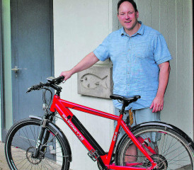 Gerne immer in Bewegung: Pfarrer Michael Freiburghaus auf seinem knallroten E-Bike. (Bild: grh)