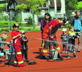 Starke Männer mit Muskelkraft waren gefordert: Mittels einer Kübelspritze musste ein brennendes Spielzeughaus gelöscht werden. (Bilder: st.)
