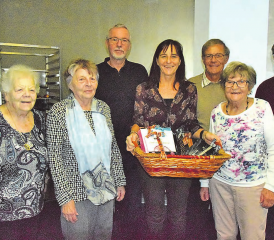 Sie haben ein Auge für Schokolade: Die Preisgewinner lagen bei 184 Schöggeli jeweils um ein Stück daneben. (Bilder: st.)