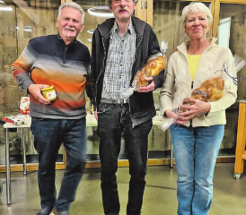 Glückliche Gesichter nicht nur bei diesen drei Gewinnern, sondern auch bei allen anderen Teilnehmenden. (Bild: Christina Römer)