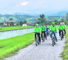 Alles dabei − Sport, Kulinarisches, Kultur, Geschichte und natürlich die Kameradschaftspflege. Die Männerriegenreise des Satus Gontenschwil führte am Linthkanal vorbei. (Bild: zVg.)