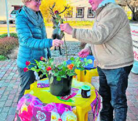 Rosenverkauf in Hirschthal: Gemeindeammann Irene Bärtschi und Urs Rauber, Freiwilliger der Reformierten Kirchgemeinde. (Bild: zVg.)