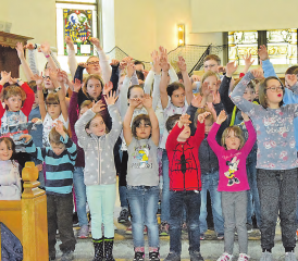 Eine muntere, aufgestellte Kinderschar: Mit Liedern und Tänzen unterhielten die Kinderwoche-Kinder die Besucher am Abschlussabend. (Bilder: st.)