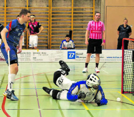 Geht er rein? Gebannte und ebenso machtlose Blicke begleiten den Ball in Richtung Tor. Die einen hoffen, die anderen bangen. (Bilder: Roland Jaus)