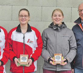 Die besten Elite-Schützen (von links): Erika Allemann (2.), Sina Jeger (1.) und Nadja Kübler (3.) mit Wettkampfleiter Robert Wüest.