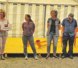 Verdiente Ehrung: Jörg Gautschi brachte den verdienten Dank aller Anwesenden mit einem Präsent an die Frauen und an den Mann. (Bild: be.)