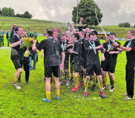 Pure Freude über den Wiederaufstieg: Die Spieler von Gunzwil II feiern mit einer Champagner-Dusche. (Bild: mm.)