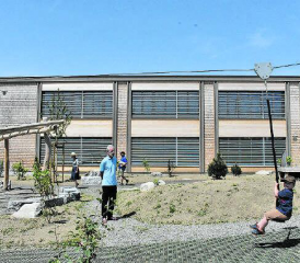 Erstmals konnte am Eröffnungstag des Kindergartens Sportplatz auch der neue Spielplatz erobert werden. (Bilder: hg.)