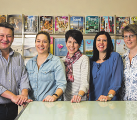 vlnr.: Martin Hintermann, Geschäftsführer und Reiseberater; Angelina Hintermann, Reiseberaterin; Lea Hüsler, Reiseberaterin; Karin Schneeberger, Backoffice; Annelis Gloor, Buchhaltung (Bild: zVg)