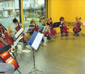 Der Sound dieser vielen Celli berührte die Anwesenden: Marita Binkert und ihre Gruppe erhielten tosenden Applaus. (Bilder: st.)