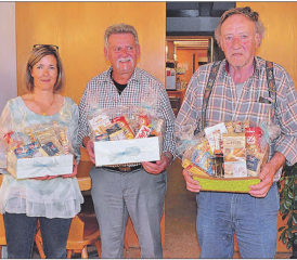 Die stolzen Sieger mit ihren Preisen: (v.li:) Evelyne Mathys, Bruno Enderli und Kurt Heiniger. (Bild: zVg.)