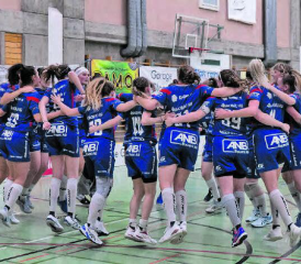 Die Damen des UHC Lok Reinach holten sich in Yverdons-les-Bains einen wichtigen Sieg. (Bild: zVg.)