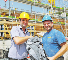 Unterwegs für kühle Köpfe: Thomas Fuchs,Verkaufsleiter Müller-Steinag Baustoff bringt Bauarbeitern erfrischenden Getränke. (Bild: ms-baustoff.ch)