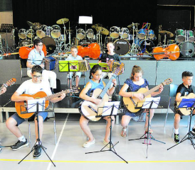 Das Gitarren- und Schwyzerörgeli-Ensemble am Sommerkonzert der Musikschule in Aktion. (Bild: zVg.)