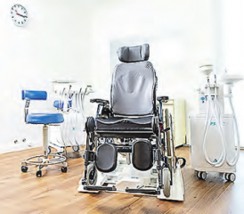 Eine Zahnarztpraxis im Altersheim: Das Patientenzimmer verfügt über einen Pflege-Rollstuhl, der in die gewünschte Position gebracht werden kann. (Bild: zVg.)