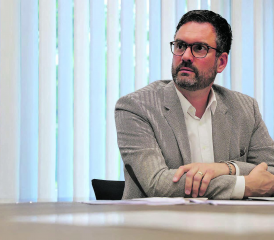 Daniel Schibler, Direktor Asana Spital Menziken, musste über einen beträchtlichen Verlust berichten. Dennoch stelle sich das ganze Team in Menziken mit Motivation und Zuversicht den aktuellen Herausforderungen. (Bild: Remo Conoci)