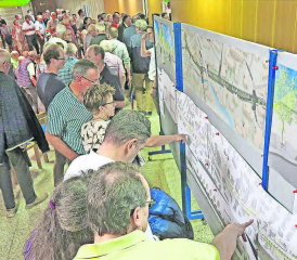 Der Infoabend zur geplanten Entflechtung von WSB und SBB in Oberentfelden stiess auf grosses Interesse. (Bilder: ran.)