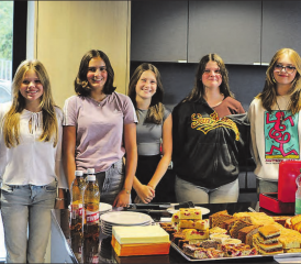 Die Abschlussklasse sammelte am Tag der offenen Tür durch den Verkauf von diversen Köstlichkeiten Geld für ihre Abschlussreise.