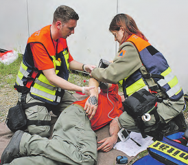 Erste-Hilfe-Kompetenzen: Angehörige der Sanitätsgruppe üben die Versorgung eines geretteten Verletzten. (Bild: zVg.)