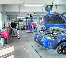 Der diesjährige Fahrwanger Gewerbetreff startete mit spannenden Einblicken bei der Auto Wicki AG. (Bild: zVg.)