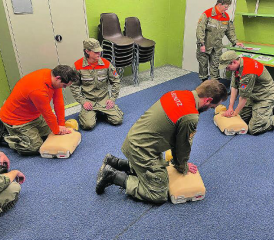 An einer Reanimationspuppe wurde die Herzdruckmassage geübt. (Bilder: zVg.)