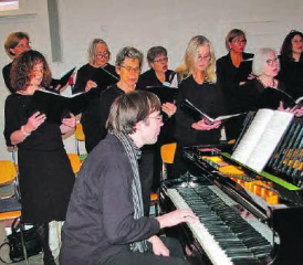 Johannes Fankhauser am Flügel – Er begleitete den Kirchenchor während der Abendmusik zur Passion. (Bild: hh)