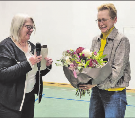 Dankesworte und Blumenstrauss: Gemeindeammann Hannelore Zingg (links) verabschiedet die abtretende Yvonne Zsidi. (Bild: Roland Marti)