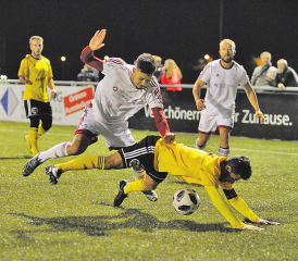 Grosskampf auf der ZehnderMatte mit Höhenflug für die Gelben: 1:1-Torschütze Dario Muscia (im gelben Tricot) wird von einem Mellinger Spieler hart angegangen. (Bilder: Franz Schefer)