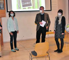 Verabschiedung der aktuellen Kerngruppe der Elternmitwirkung der Primarschule Oberkulm: (v.l.n.r.) Schulleiterin Franziska Gautschi und Schulpflegepräsidentin Denise Wunderlin verabschiedeten Nils und Inga Gottwald sowie Marina Hüsser. (Bild: zVg.)