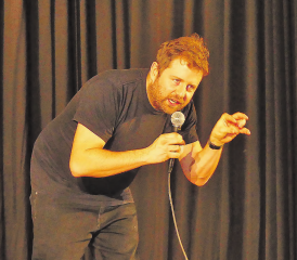 Gabriel Vetter in Aktion: Der Stand-up-Artist fasst in seinem Programm «Hobby» alles zusammen, was wir ganz beiläufig im Alltag erleben. (Bild: moha.)