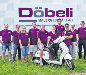 Gemeinsamer Start in die Zukunft: Tatjana Wiederkehr (vorne auf dem Roller) und das Maler-Döbeli-Team am Tag der offenen Tür. (Bild: moha.)