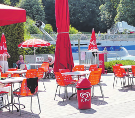 Das Herzstück jeder Badi: Das Regionale Schwimmbad im mittleren Wynental verfügt über zeitgemässe Anlagen und ein einladendes Badi-Restaurant. (Bilder: moha.)