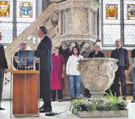 Dekan Pfarrer Andreas Wahlen setzt Ursula Maurer (links) in ihr Amt als Sozialdiakonin ein: Hinten (v.l.): Pfarrer Mathias Kissel, von der Kirchenpflege Ruth Müller, Judith Fasler, Sonja Beck, Pfarrer Raffael Sommerhalder und Kirchenpfleger André Suter. (Bild: zVg.)