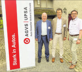 Der Gewerbe Verband (AGVS), Sektion Aargau, tagte auf Schloss Lenzburg: (v.l.) Martin Sollberger (Präsident), Jörg Geissmann (neues Ehrenmitglied) und Patrick Germann (geehrt für 75 Jahre AGVS-Mitgliedschaft von Auto Germann AG). (Bild: zVg.)