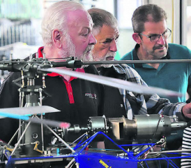 Selbstgebaute Flugobjekte sind seine Leidenschaft: Werner Hunziker hat die Firma Huner Technik 1974 mit seiner Ehefrau Heidi gegründet. (Bilder: rc.)