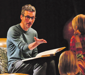 Wer weiss noch ein Wort? Mark Schwyters Idee, eine gemeinsame Geschichte zu erfinden, bereitete den Kindern grossen Spass. (Bild: EP.)