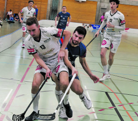Alles Stochern nützte nichts: Der UHC Lok Reinach fand insbesondere im letzten Spielabschnitt keine Mittel mehr, die Gäste aus Fribourg unter Druck zu setzen (Bild: Roland Jaus)