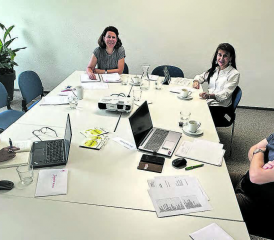 Die Teilnehmenden der Sitzung: (v.l.) Jacqueline Widmer, Gemeinderätin Beinwil am See, Karin Faes, Präsidentin aargauSüd regio, Regula Kiechle, Geschäftsführerin SRK Kanton Aargau und Jules Giger, Präsident Impuls Zusammenleben und Gemeindeammann Reinach. (Bild: zVg.)