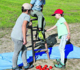 Es gibt verschiedenste Möglichkeiten, die Geheimnisse der Natur kennenzulernen. Beobachten, Basteln und sich im praktischen Spiel in die Rolle eines Tieres einfühlen. (Bilder: grh)