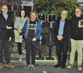 Die Freude stand ihnen ins Gesicht geschrieben (v.l.): Gemeindeschreiber Raphael Huber, Marliese Loosli und Kevin Brunner, alle Schmiedrued sowie Martin Goldenberger und Gemeindeschreiber Peter Lüthy aus Schlossrued. (Bilder: st.)